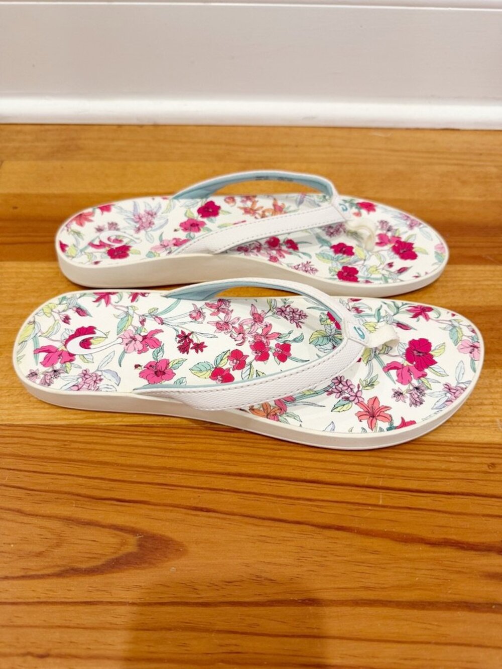 OluKai Puawe W Sandals Womens 9 White Pink Floral Flip Flops Beach Arch Support
